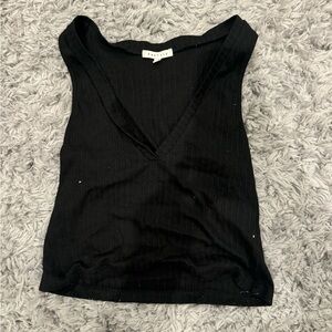 Black cropped v-neck shirt